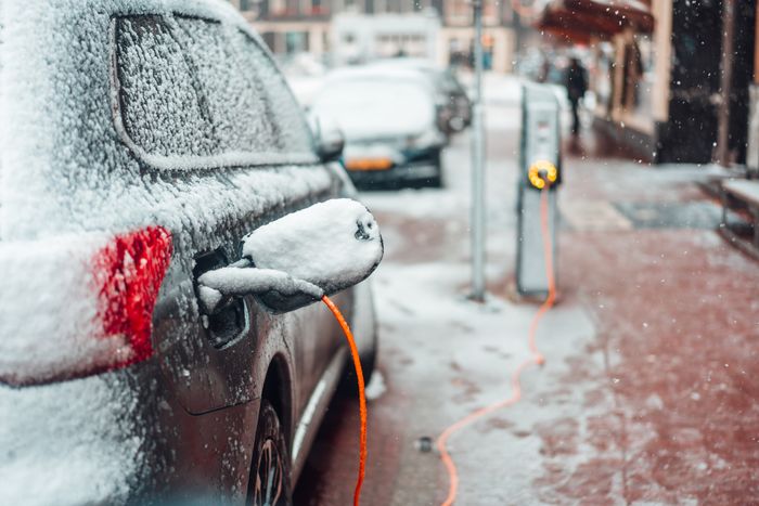 Conduire une voiture électrique sur des routes enneigées